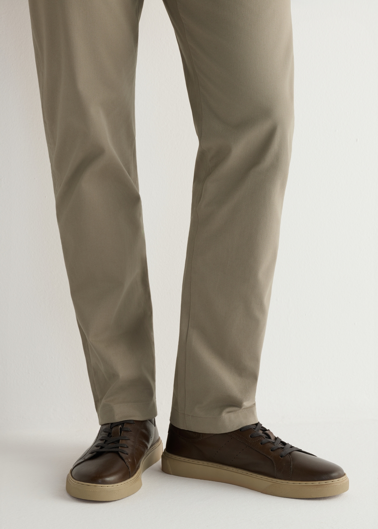 Чоловічі темно-коричневі шкіряні кросівки BUTYM-0486-1I(W26), вигляд товару на ногах моделі.