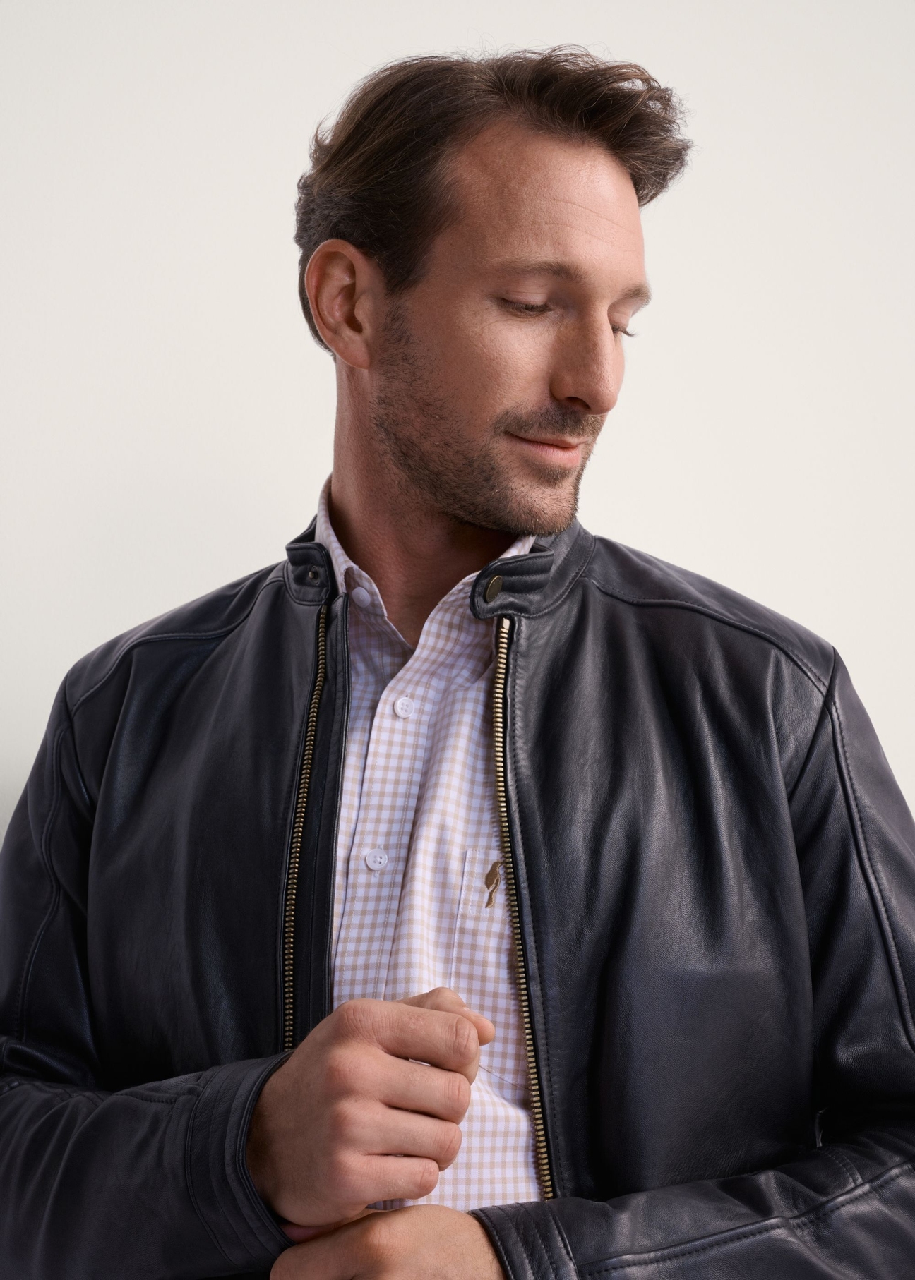 Класична чоловіча шкіряна куртка KURMS-0297-5427(KS), крупний план деталі виробу на моделі.