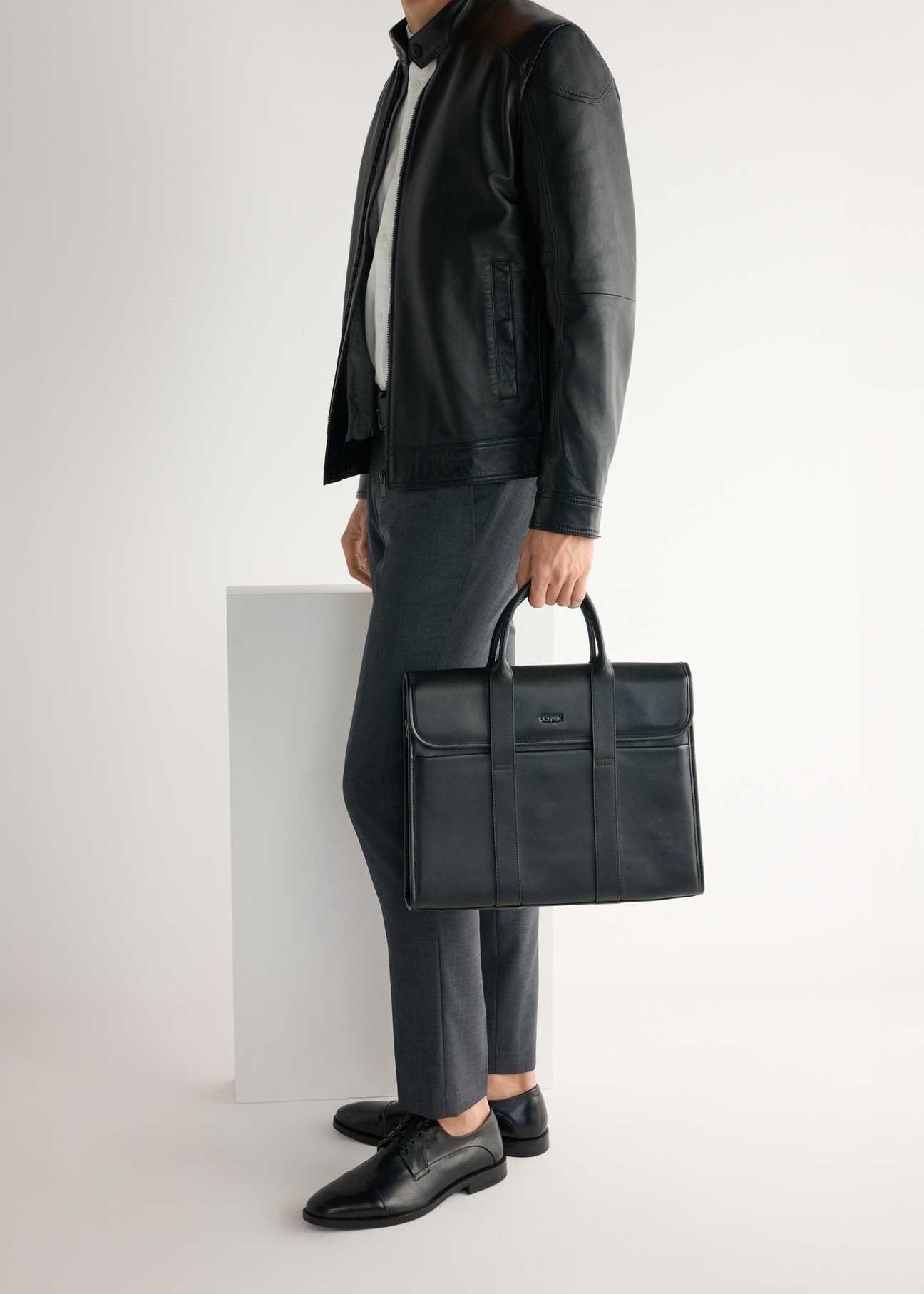 Чоловіче чорне шкіряне взуття BUTYM-0483-99(W26), вигляд виробу збоку на ногах моделі.