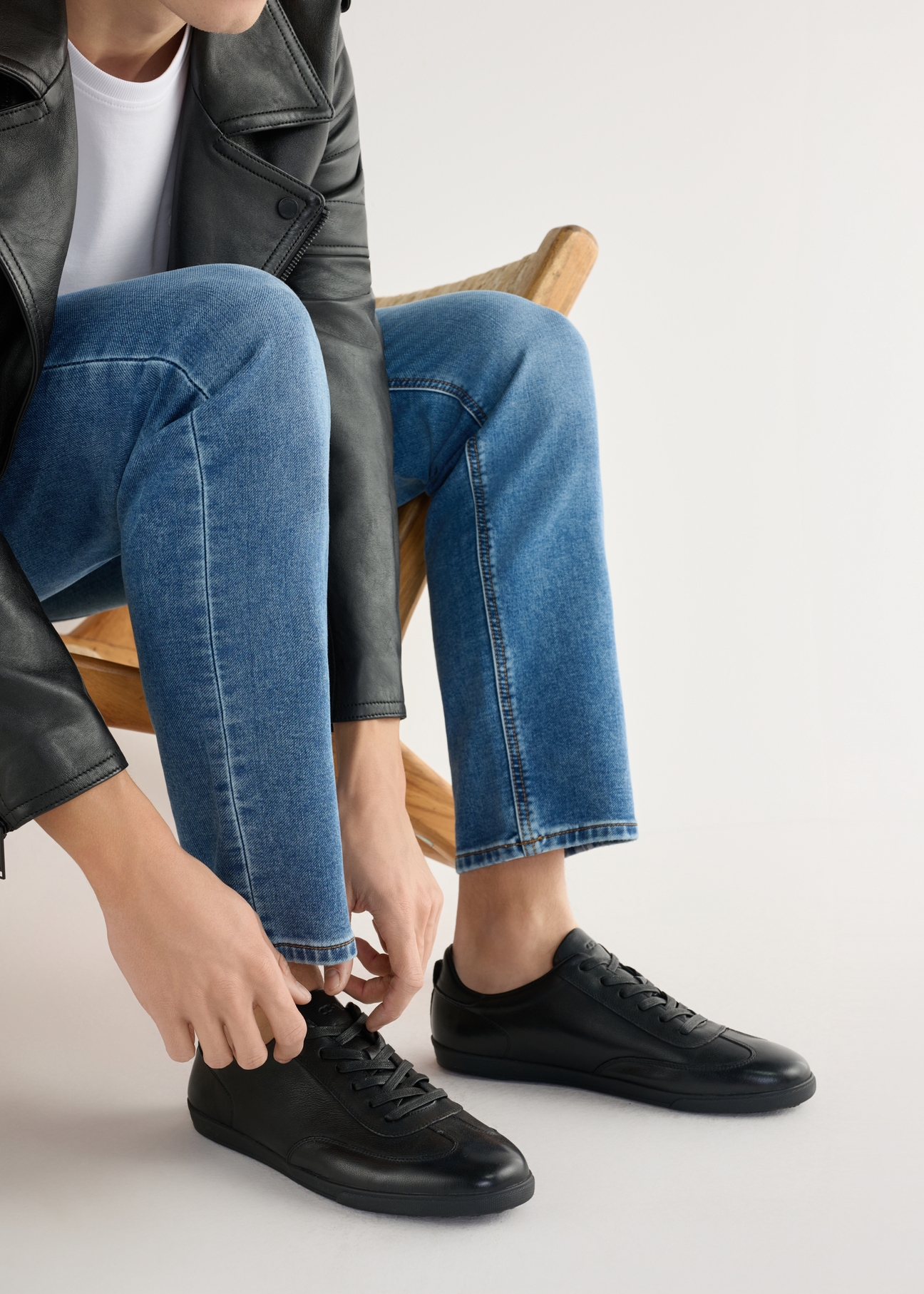 Чорні чоловічі шкіряні туфлі BUTYM-0491-99(W25), вигляд виробу збоку на ногах моделі.