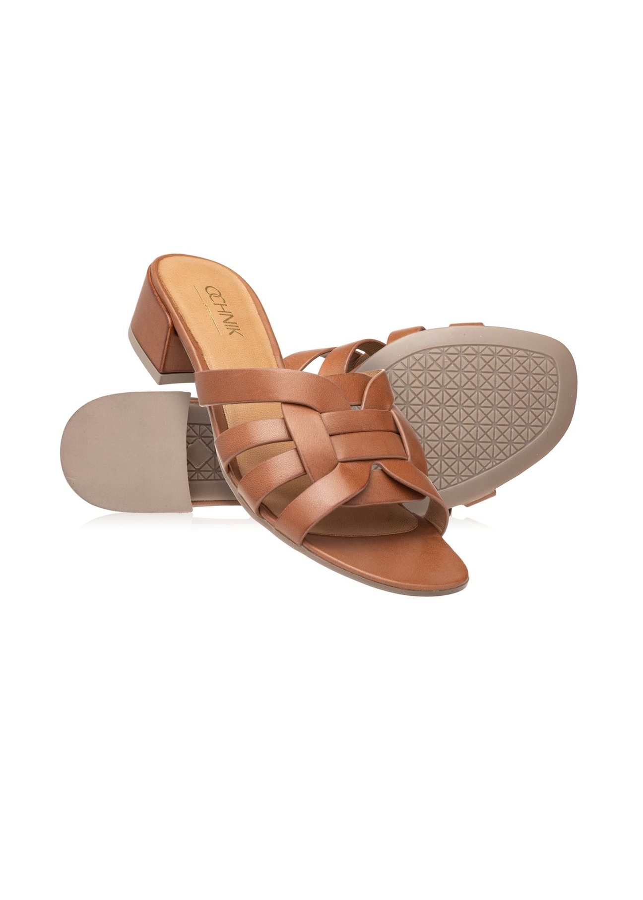 Жіночі шкіряні мюлі на блочному каблуці BUTYD-1265-1F(W26), діагональний вигляд виробу на білому фоні.