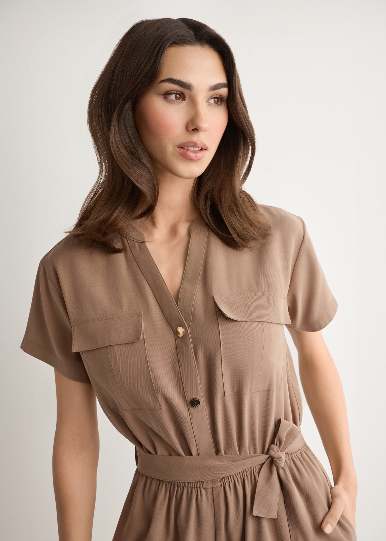 Жіночий короткий віскозний комбінезон KOBDT-0014-1D(W26), крупний план виробу на силуеті моделі.