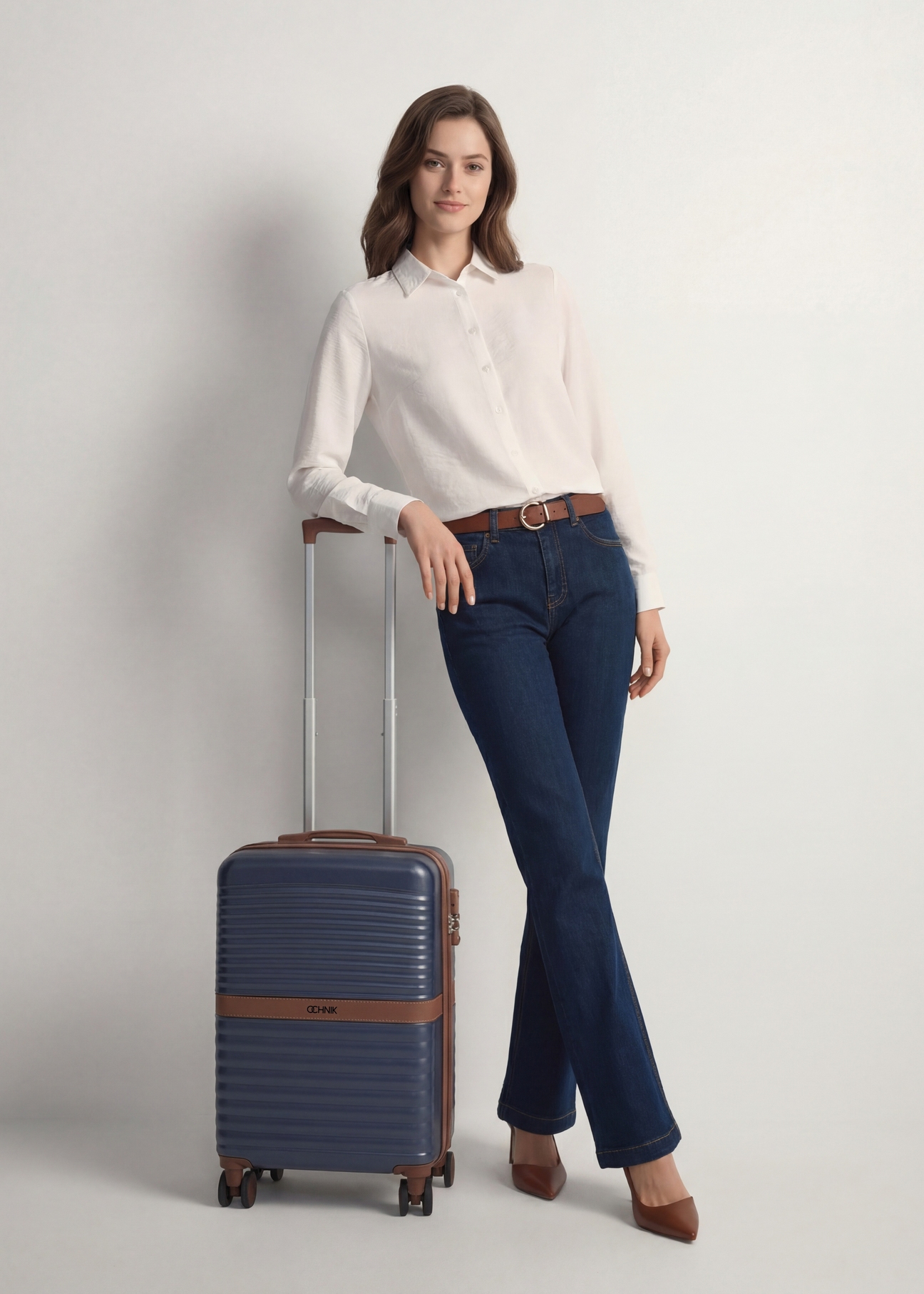 Маленька валіза на колесах WALAB-0084-7D-19(W26), вигляд виробу спереду поруч із силуетом моделі.