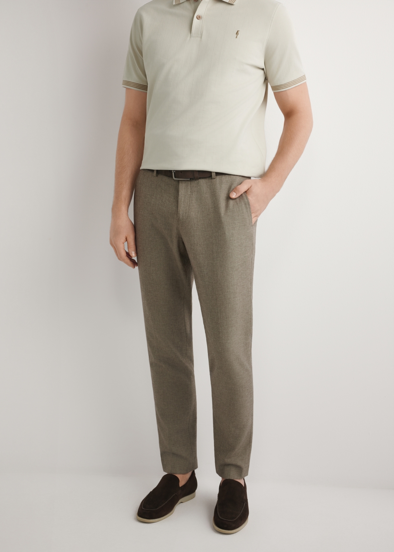 Чоловічі темно-коричневі костюмні штани SPOMT-0098-1I(W26), вигляд виробу спереду на моделі. Видно половину силуету.