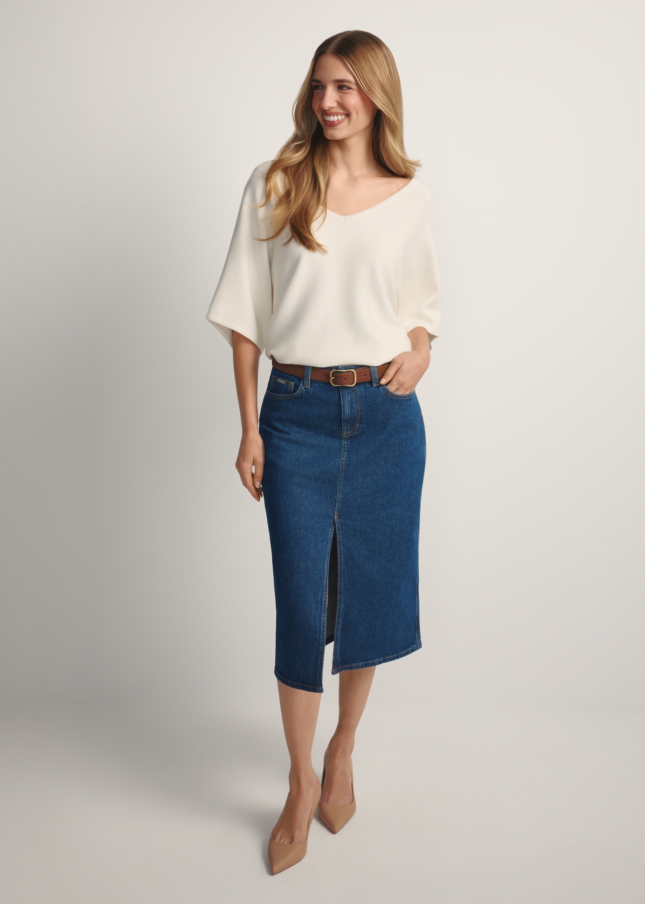 Жіноча біла блузка BLUDT-0201-0B(W26), вигляд виробу спереду на моделі. Видно все тіло.