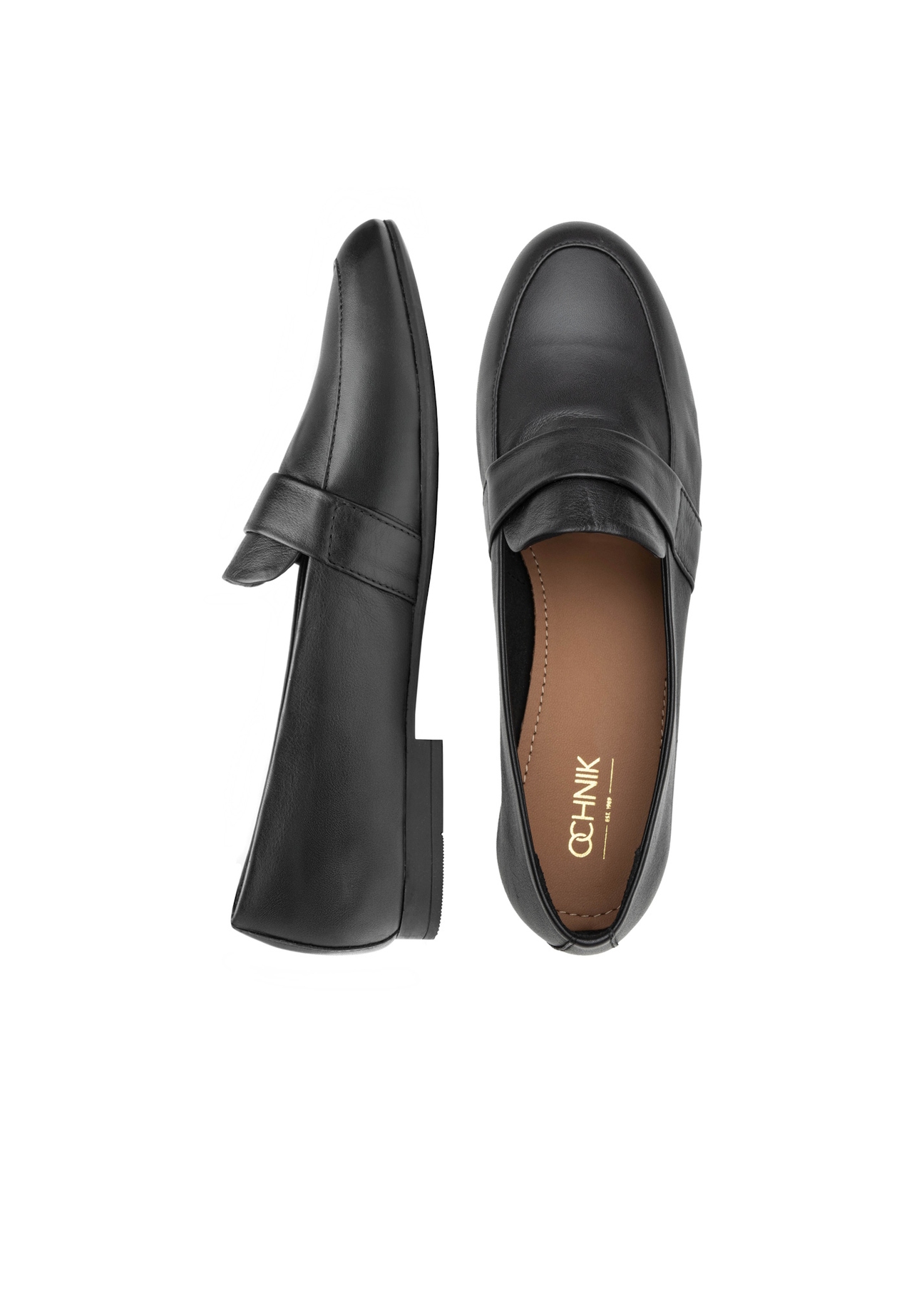 Dámske kožené čierne mokasíny BUTYD-1074A-99(W26), pohľad na produkt zhora na bielom pozadí.