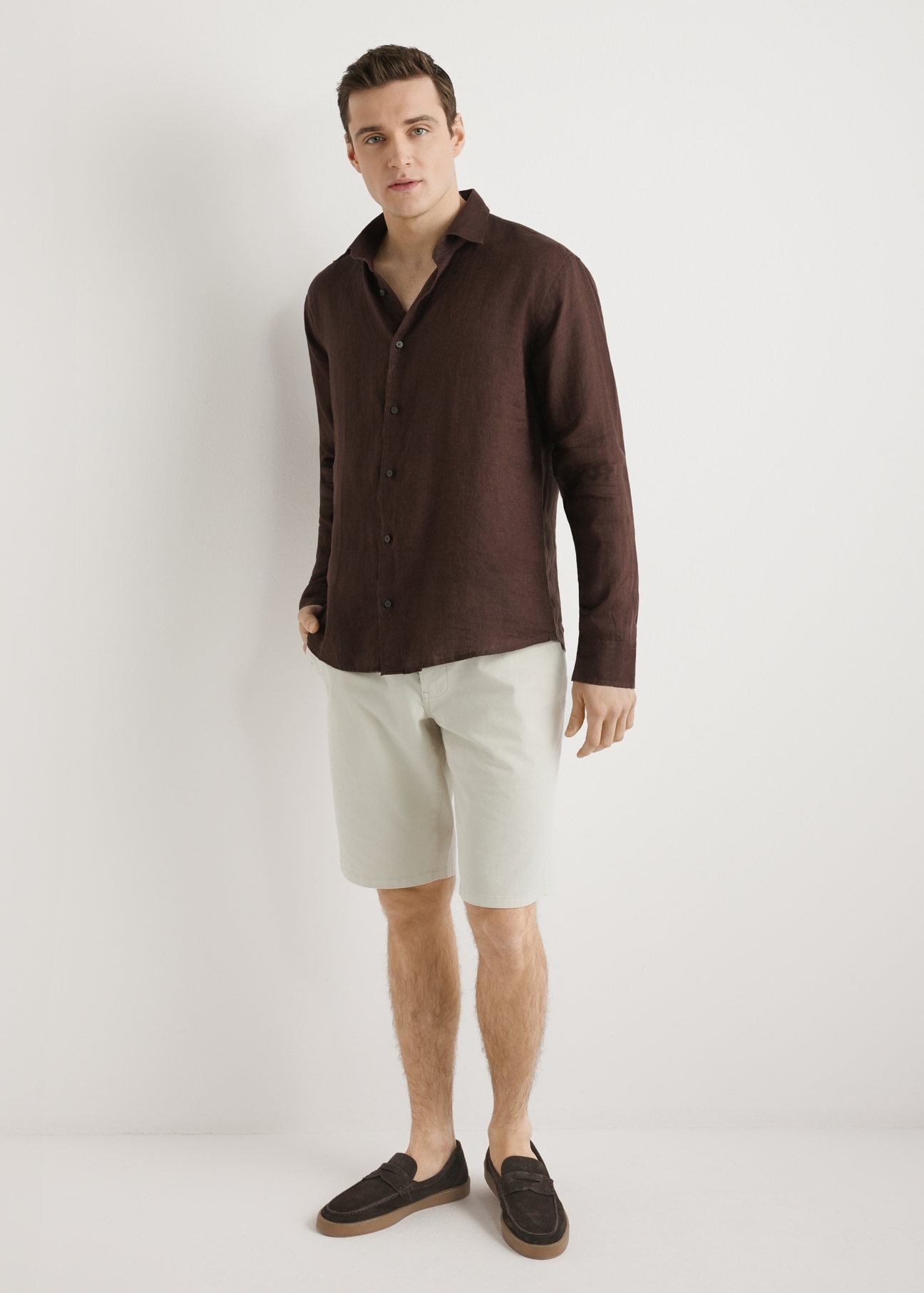 Бежеві чоловічі шорти SZOMT-0029-1A(W26), вигляд виробу спереду на моделі. Видно все тіло.