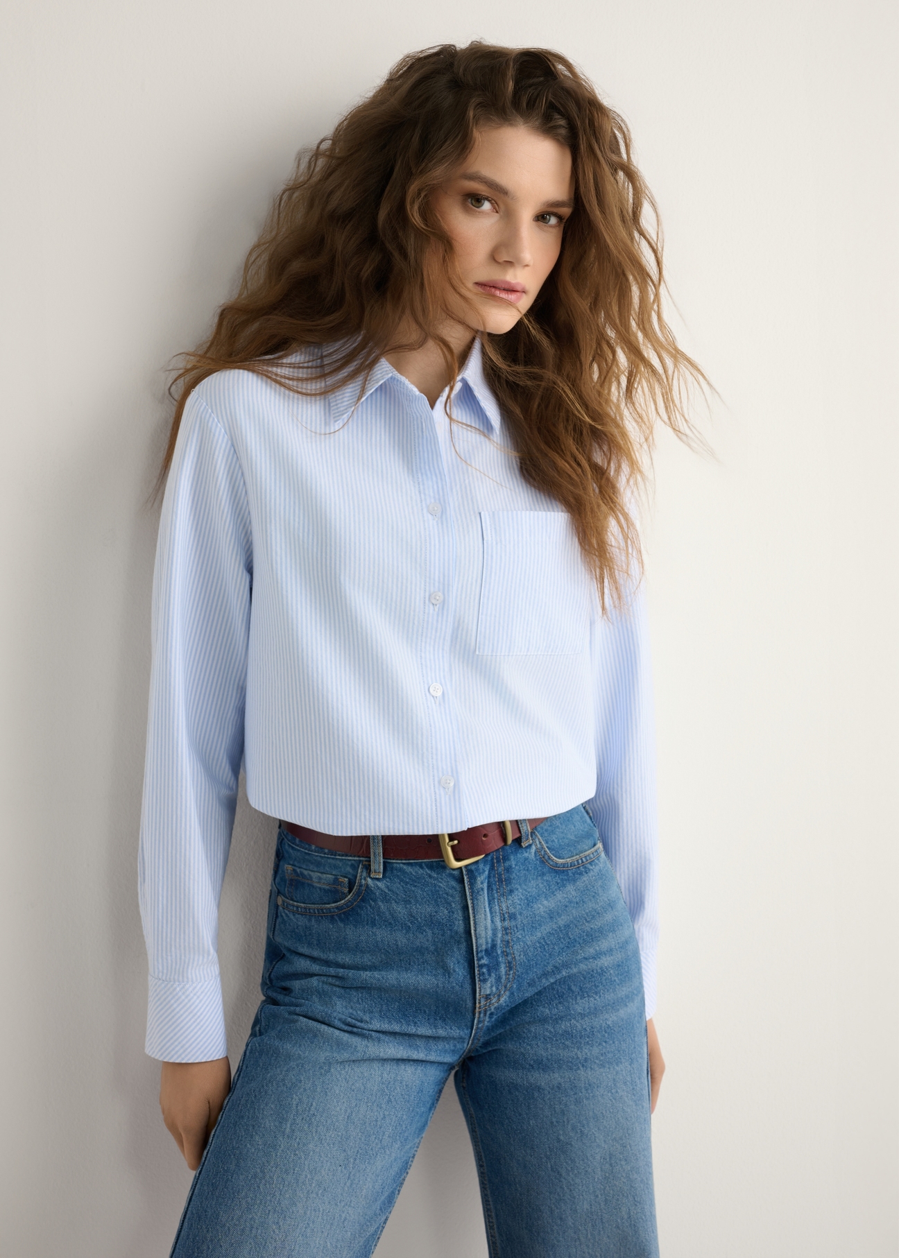 Жіноча бавовняна сорочка в смужку KOSDT-0184-7A(W26), вигляд виробу спереду на моделі. Видно половину силуету.
