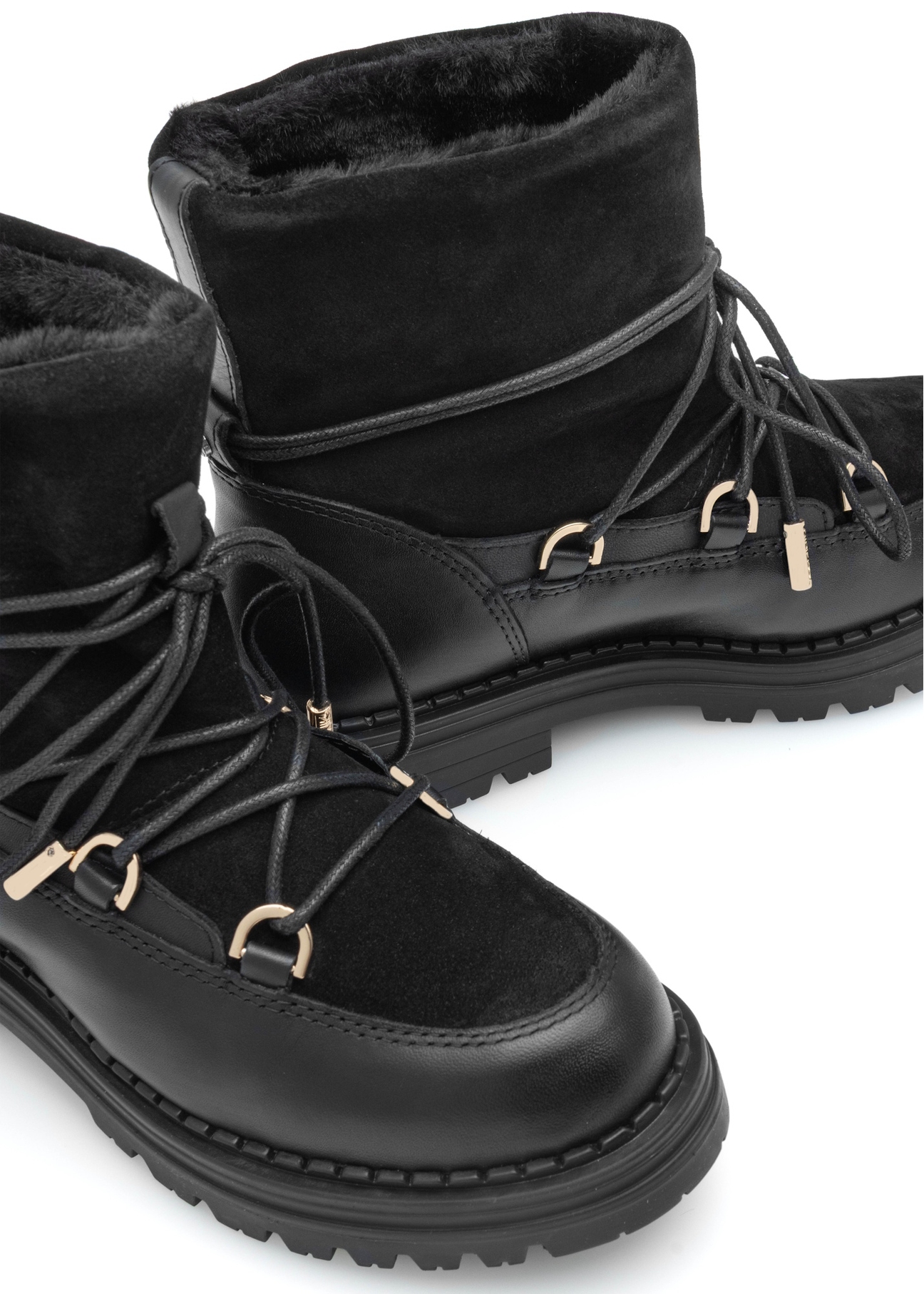 Чорні замшеві жіночі снігові чоботи BUTYD-1201-99(Z25), крупний план деталі виробу на білому фоні.