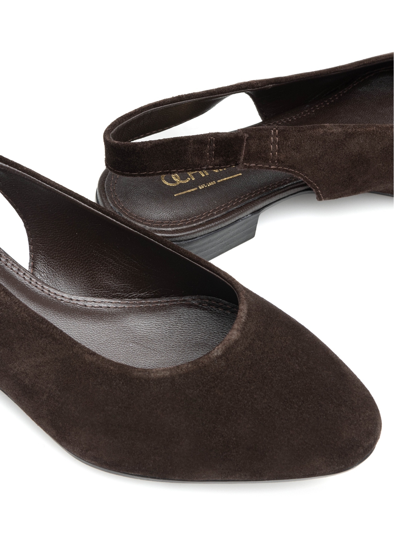 Коричневі жіночі балетки без каблука BUTYD-1246-1I(W26), крупний план виробу, на білому фоні.