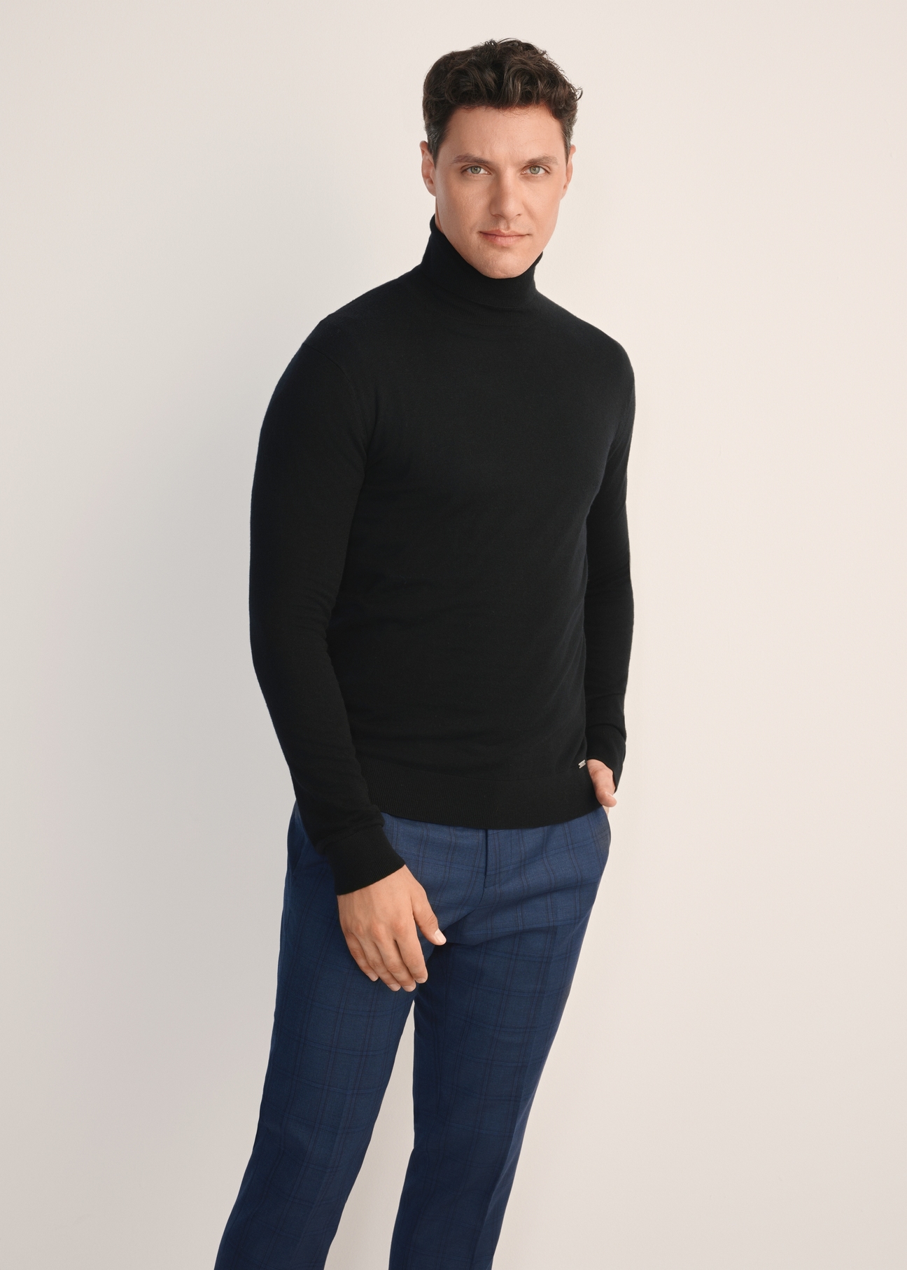 Чорний чоловічий светр з високим коміром SWEMT-0185-99(Z25), вигляд виробу спереду на моделі. Видно половину силуету.