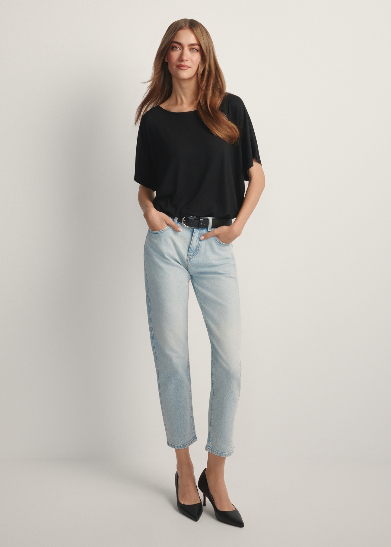 Жіноча чорна блузка в рубчик BLUDT-0170-99(W25), вигляд виробу спереду на моделі. Видно все тіло.