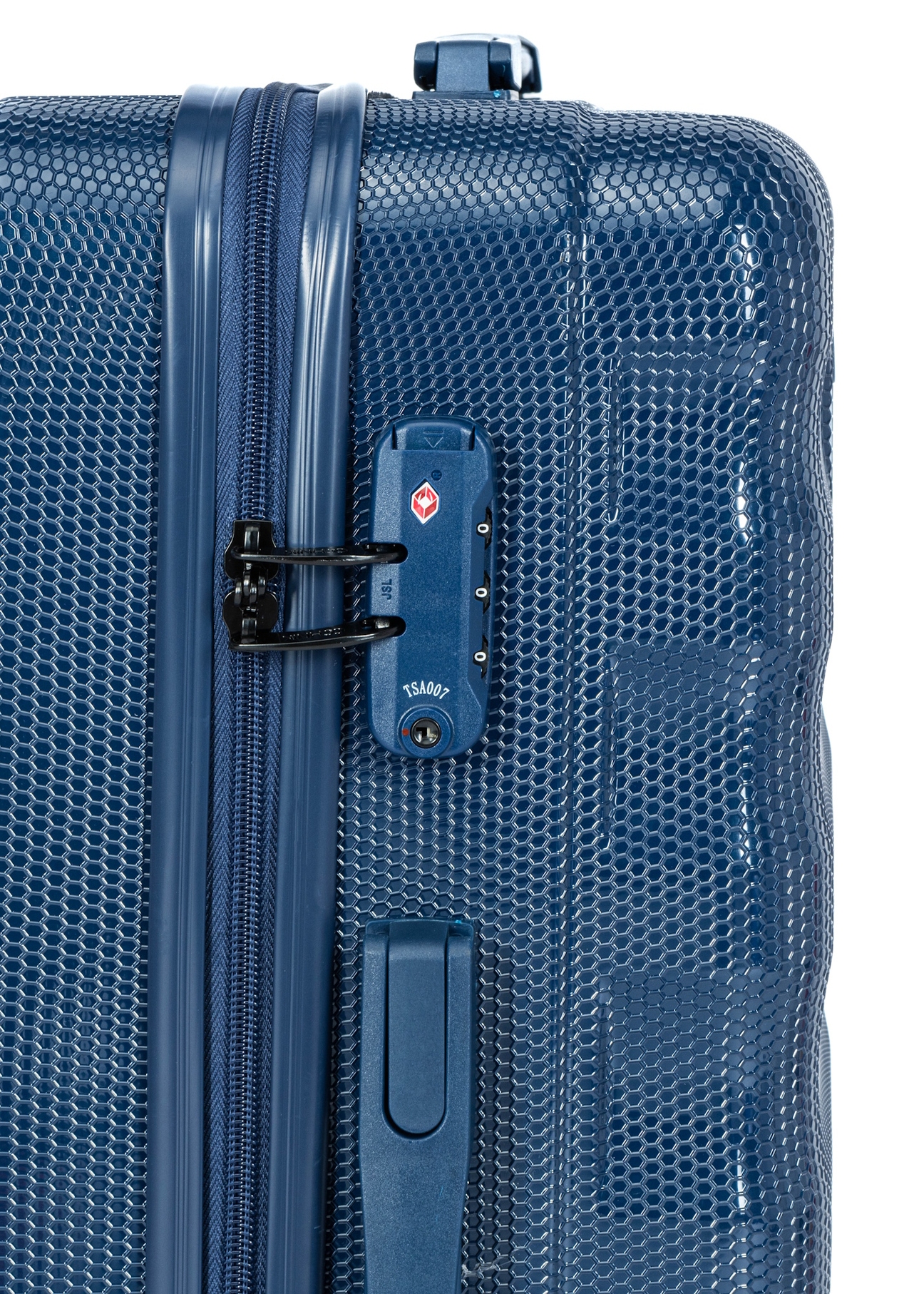 Маленька валіза на колесах WALPC-0015-7D-19(W26), вигляд замка виробу на білому фоні.