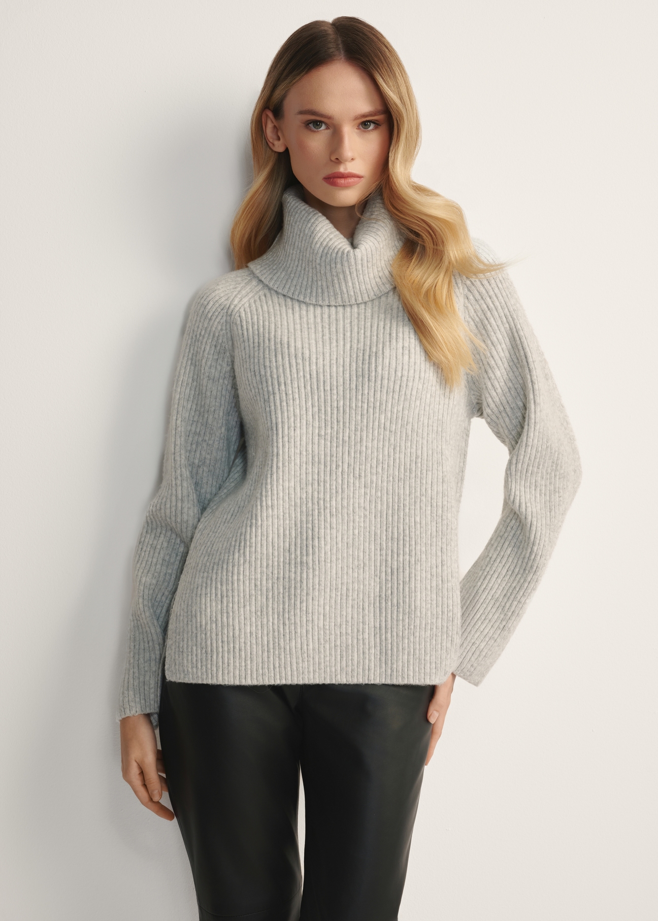 Жіночий сірий светр з вовняної суміші SWEDT-0252-91(Z25), вигляд виробу спереду на моделі. Видно половину силуету.