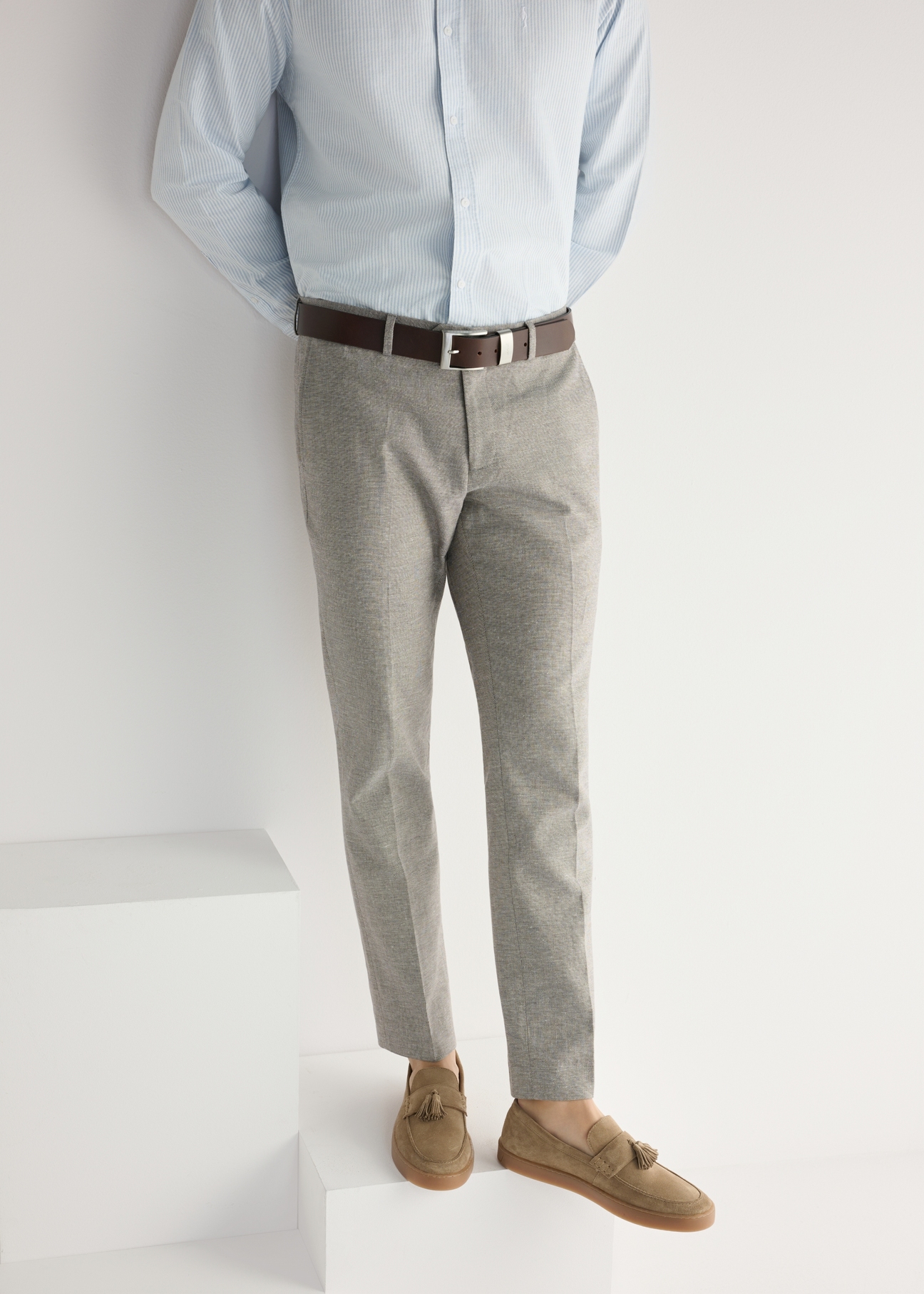 Чоловічі стильні бежеві мокасини BUTYM-0531-1K(W26), вигляд виробу спереду на ногах моделі.