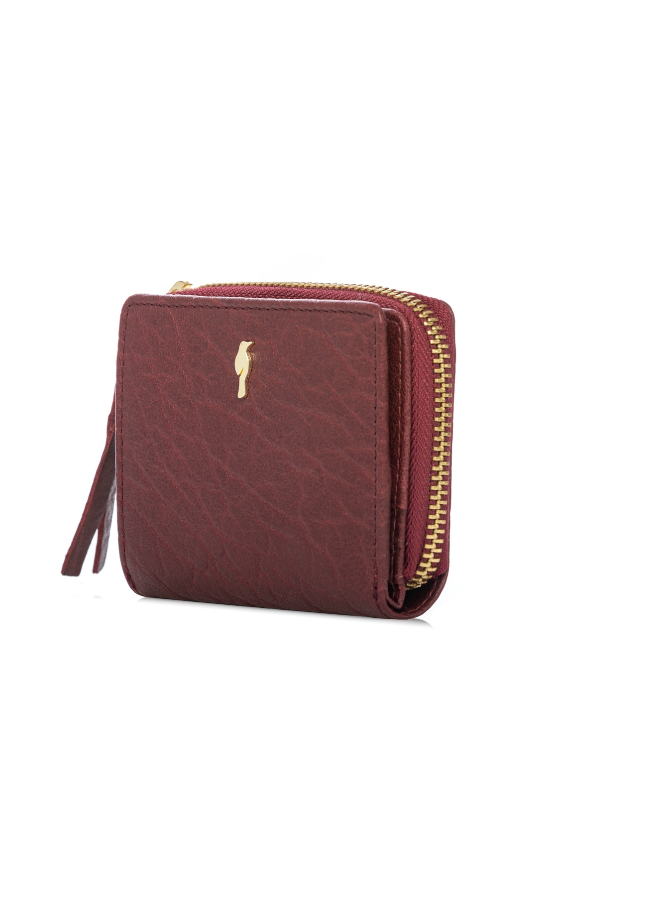 Маленький червоний шкіряний жіночий гаманець PORES-0815-4C(W26), діагональний вигляд виробу на білому тлі.