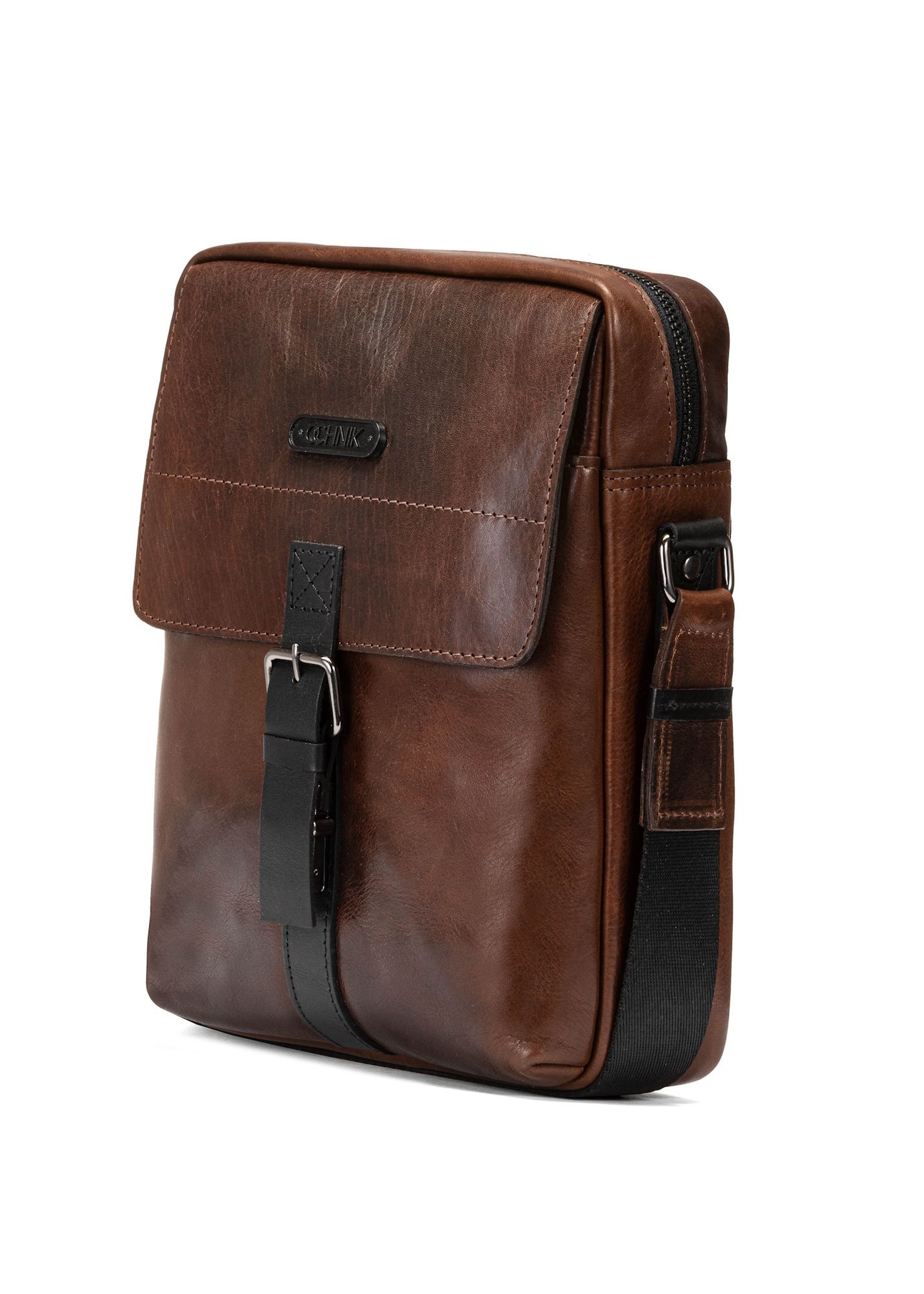 Коричнева шкіряна чоловіча сумка TORMS-0104-1H(W26), діагональний вигляд виробу на білому тлі.