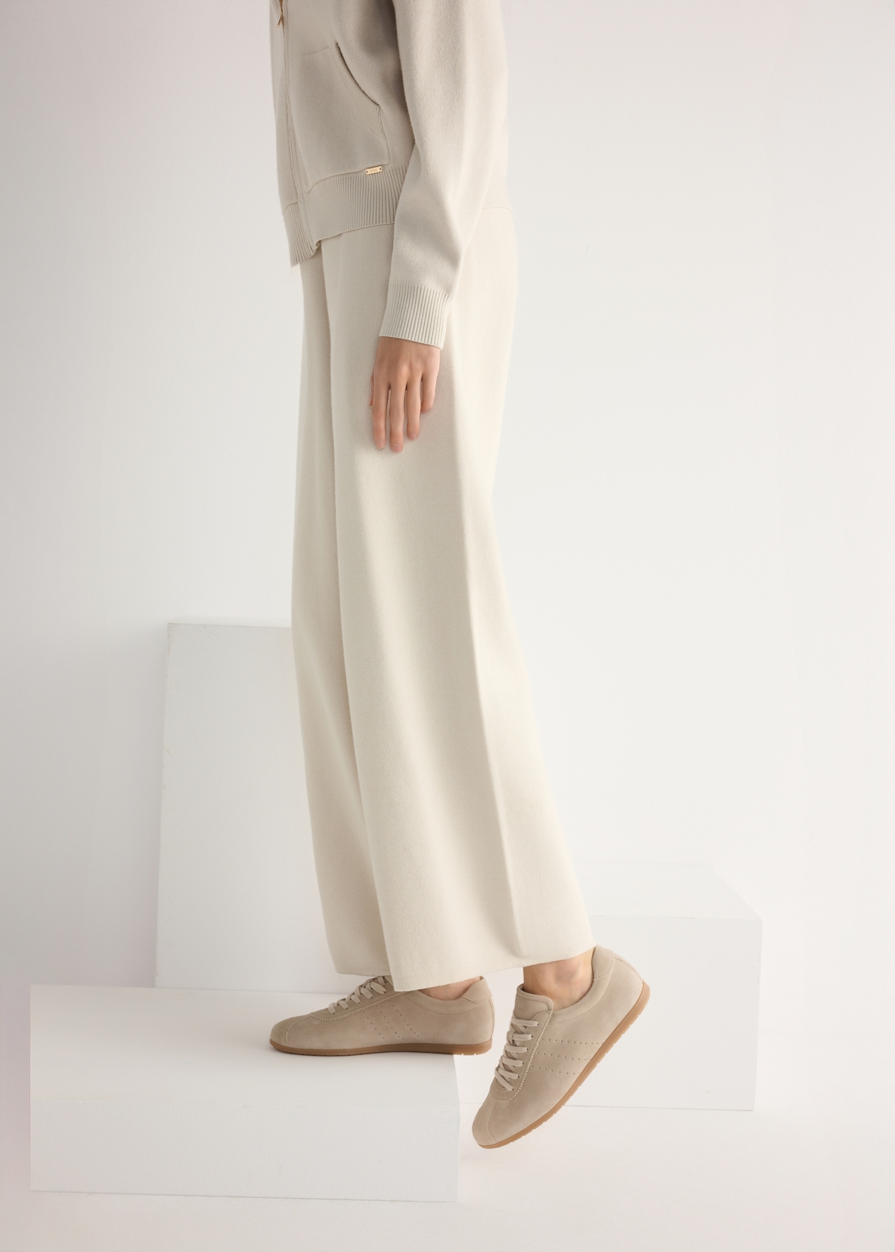 Бежеві замшеві жіночі туфлі BUTYD-1261-1A(W26), вигляд виробу збоку на ногах моделі, на світлому фоні.