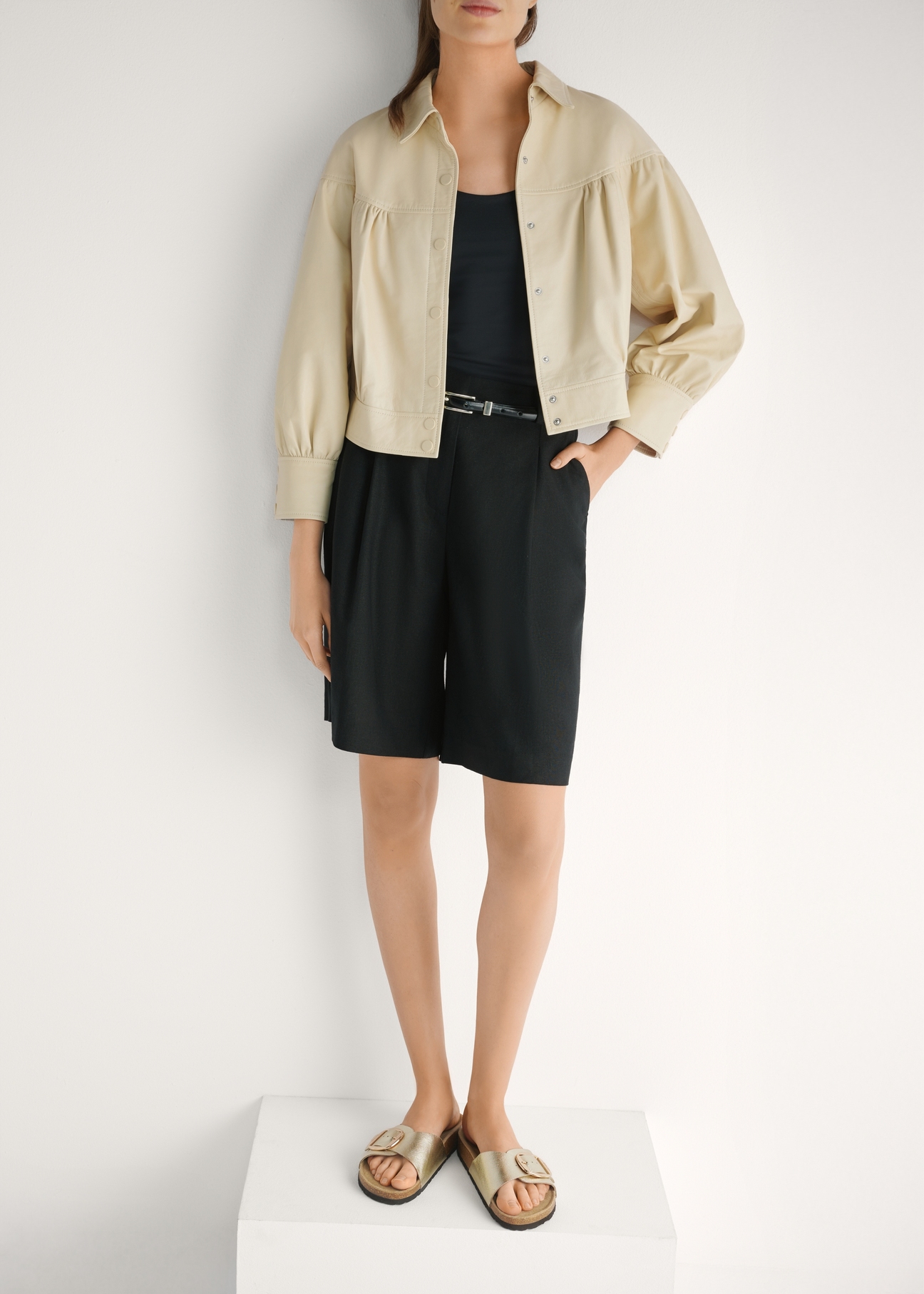 Жіночі золотисті шкіряні шльопанці BUTYD-1157-2X(W26), вигляд виробу спереду на ногах моделі.