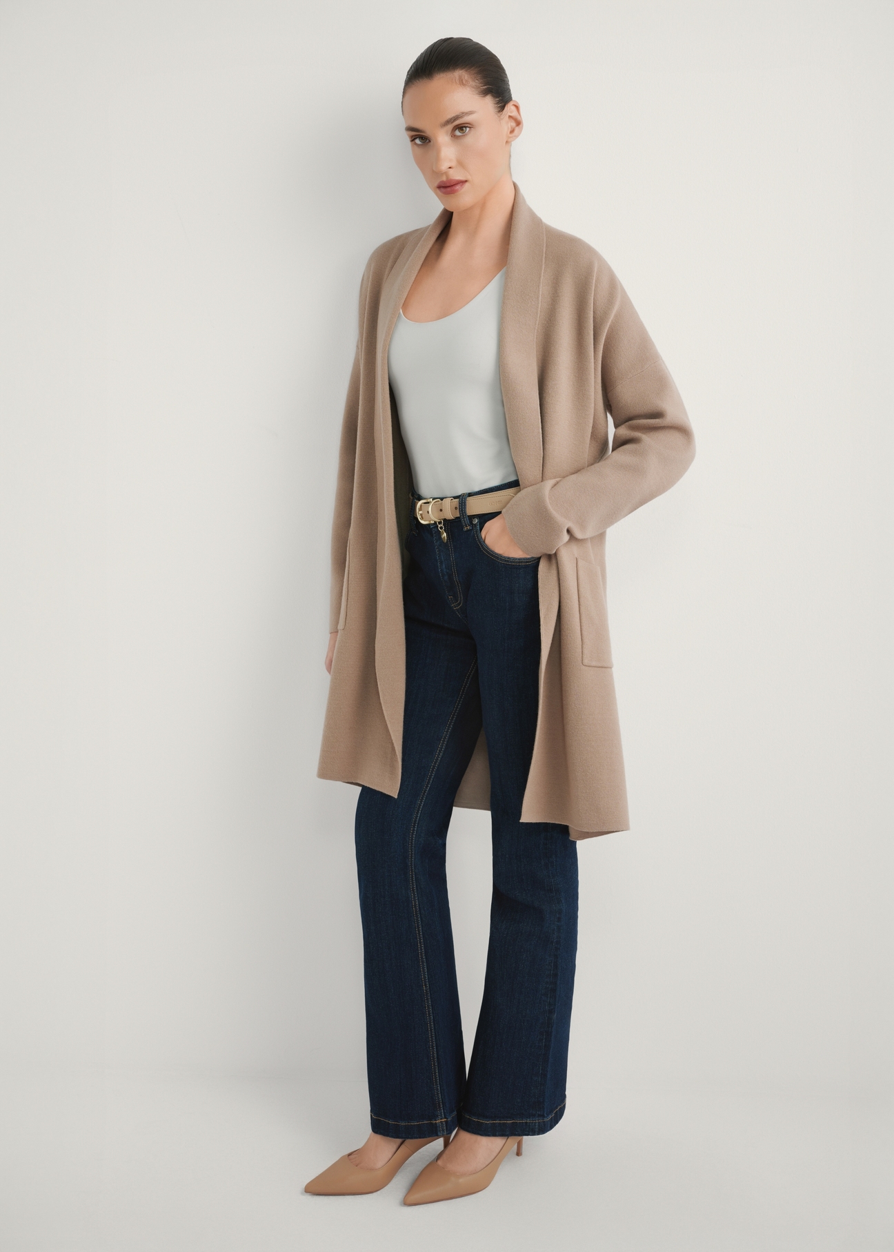 Жіночий кардиган верблюжого кольору KARDT-0041-1D(W26), вигляд виробу спереду на моделі. Видно все тіло.