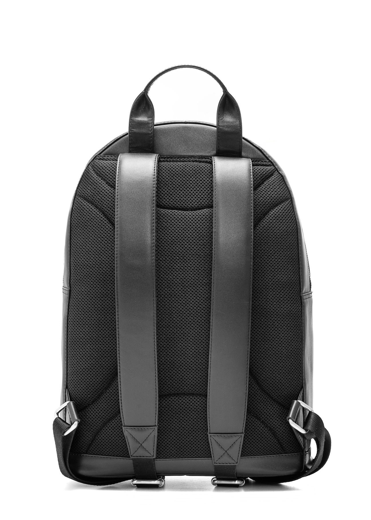 Чоловічий чорний шкіряний рюкзак TORMS-0472-99(Z25), вигляд виробу ззаду на білому фоні.