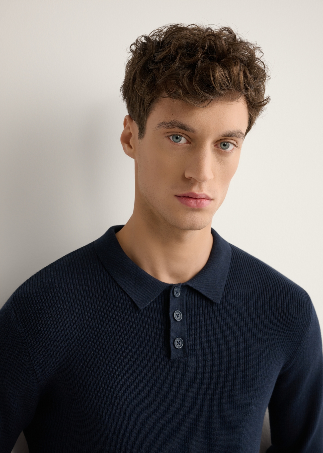 Темно-синій бавовняний чоловічий светр SWEMT-0188-7E(W26), крупний план виробу спереду на моделі.