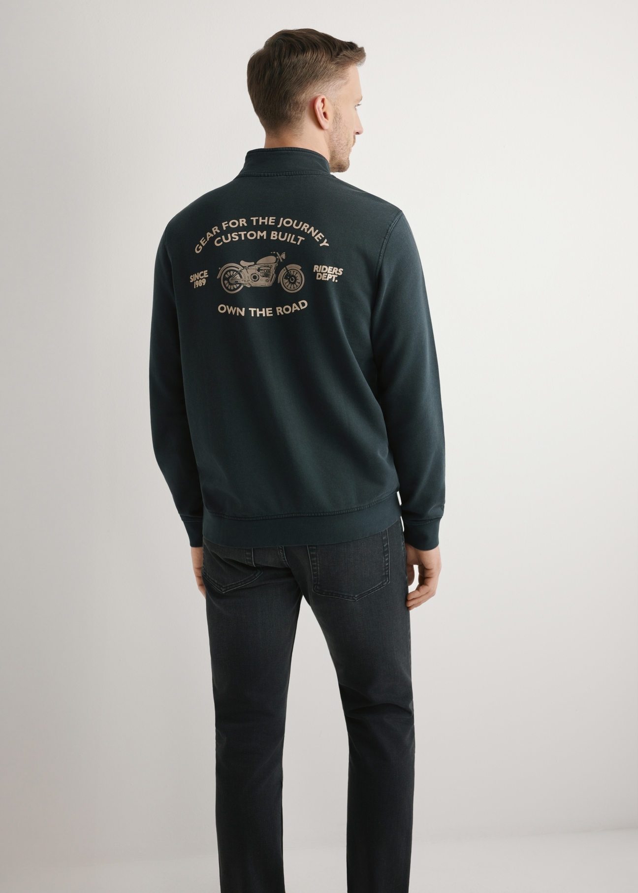 Чоловіча чорна бавовняна толстовка BLZMT-0077-99(W26), вигляд виробу ззаду на моделі. Видно половину силуету.