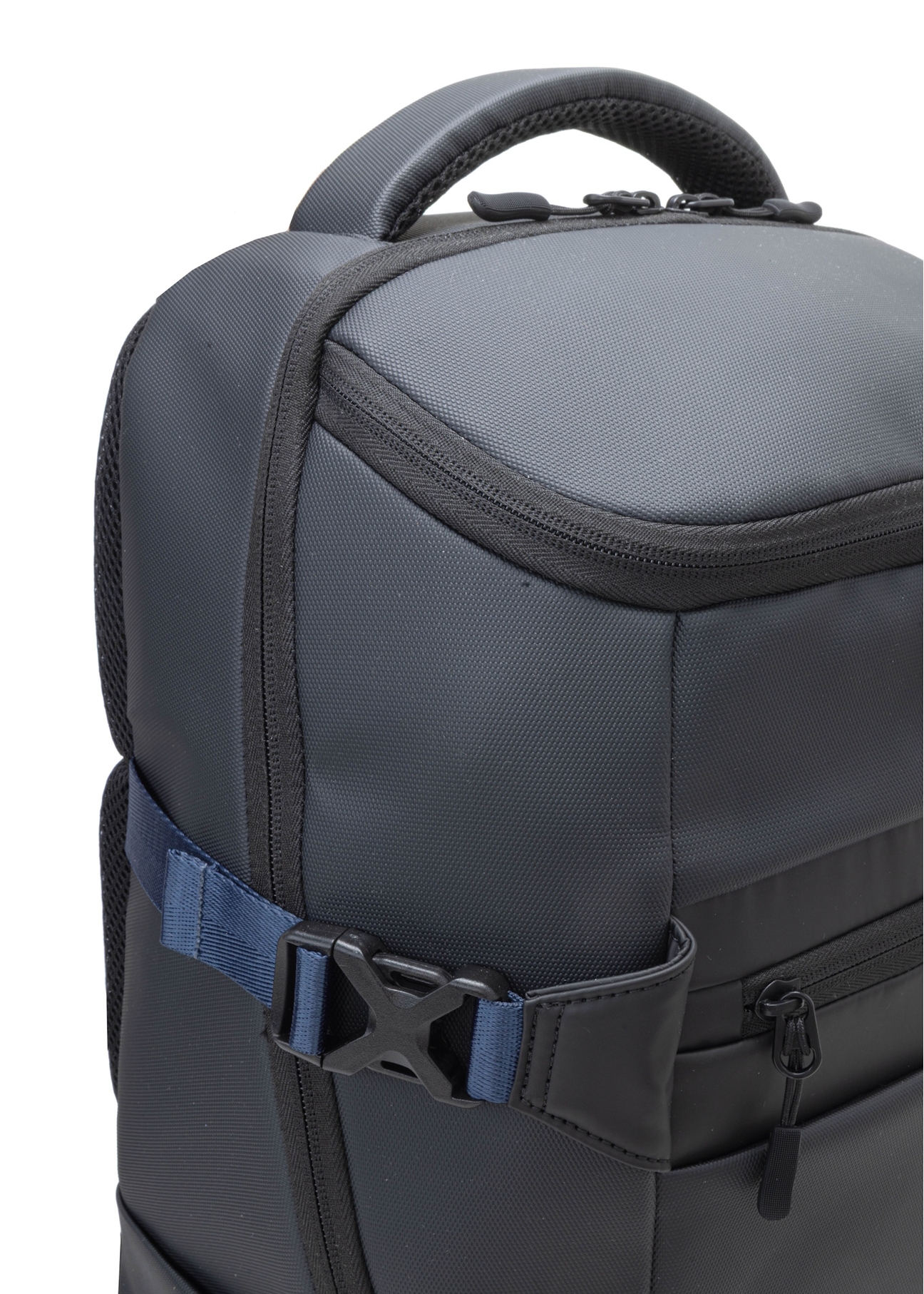 Чорний чоловічий туристичний рюкзак TORMN-0392-9J(W26), крупний план деталей виробу на білому тлі.