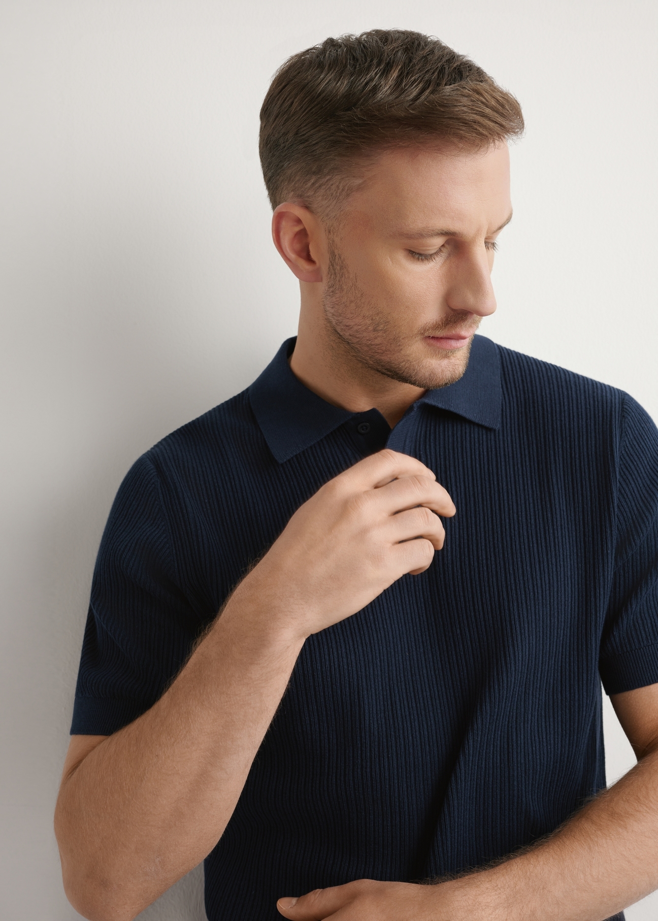 Темно-синя ребриста сорочка-поло POLMT-0085-7E(W26), вигляд виробу спереду на моделі. Видно половину силуету.