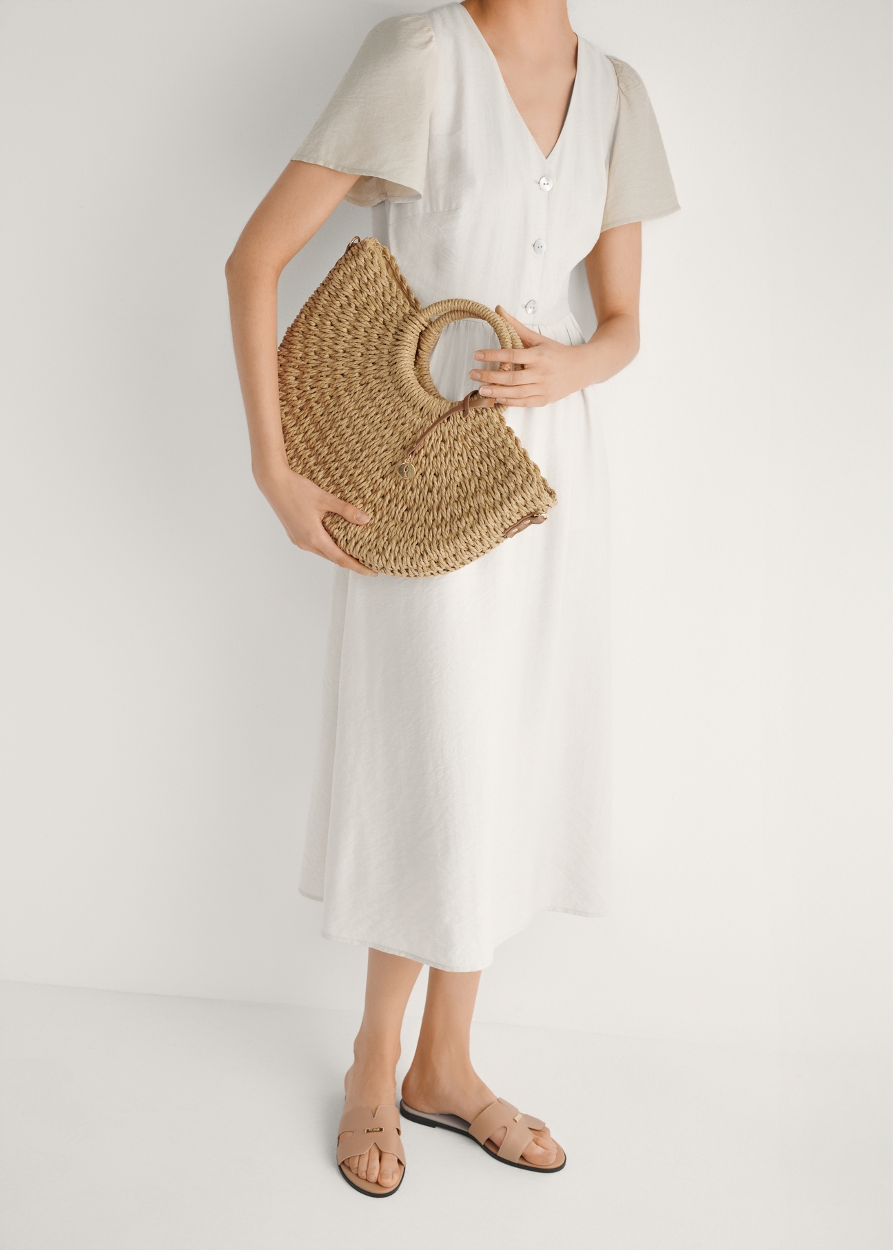 Бежеві жіночі шльопанці BUTYD-0725D-1B(W26), вигляд виробу спереду на ногах моделі.