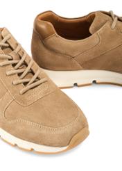 Бежеві замшеві чоловічі туфлі BUTYM-0541-1B(W26), крупний план деталі на білому фоні.