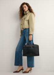 Чорна жіноча сумка з крокодилової шкіри TOREC-1143-9G(W26), вигляд виробу в руці моделі. Видно повністю.