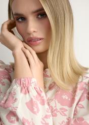 Сукня міді з рожевими квітами SUKDT-0270-5P(W26), крупний план деталі виробу на моделі.