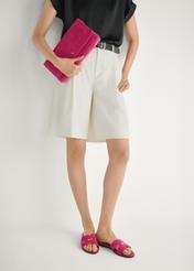 Жіночі шльопанці кольору фуксії BUTYD-0725D-5E(W26), вигляд виробу спереду на ногах моделі.