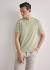 Чоловіча бавовняна футболка кольору шавлії TSHMT-0149-8F(W26), вигляд виробу спереду на моделі. Видно половину силуету.