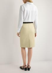 Жовта шкіряна спідниця SPCDS-0031-2A(W26), вигляд виробу ззаду на моделі. Видно половину силуету.