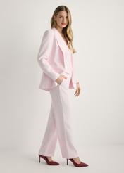 Жіночий рожевий блейзер ZAKDT-0031A-5A(W26), вигляд виробу збоку на моделі. Видно повністю.