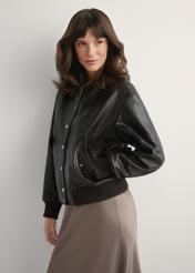 Жіноча коричнева шкіряна куртка KURDS-0609-1I(W26), вигляд виробу спереду на моделі. Видно половину силуету.