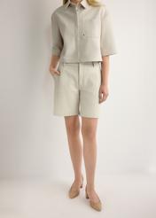 Жіночі кремові шкіряні шорти SPODS-0047-0B(W26), вигляд виробу спереду на моделі. Видно половину силуету.