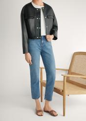 Жіночі шльопанці з верблюжої шкіри з тасьмою BUTYD-1222-1D(W26), вигляд виробу спереду на ногах моделі, на світлому фоні.