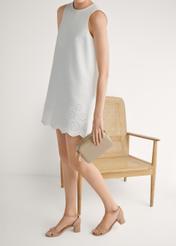 Бежеві жіночі шкіряні сандалі BUTYD-1179-1B(W26), вигляд виробу збоку на ногах моделі.