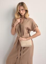 Маленька кремова жіноча сумочка TOREC-0882-0C(W26), вигляд виробу на плечі моделі. Видно половину силуету.