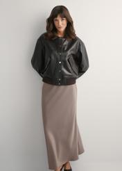 Жіноча коричнева шкіряна куртка KURDS-0609-1I(W26), вигляд виробу спереду на моделі. Видно все тіло.