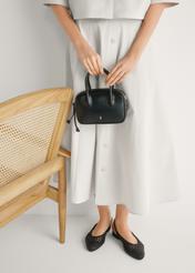 Чорні плетені жіночі туфлі BUTYD-1252-99(W26), вигляд виробу спереду на ногах моделі, на світлому фоні.