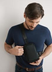 Чорна маленька чоловіча сумка TORMN-0390-99(W26), вигляд виробу по силуету моделі, на світлому фоні.