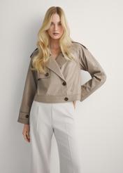 Бежева жіноча шкіряна куртка оверсайз KURDS-0511A-1K(W26), вигляд виробу спереду на моделі. Видно половину силуету.