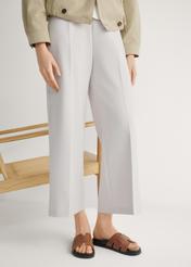 Жіночі шльопанці з верблюжої шкіри BUTYD-1163-1D(W26), вигляд виробу спереду на ногах моделі.