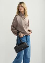 Чорна сумка через плече TOREC-1233-9G(W26), вигляд виробу спереду на силуеті моделі.