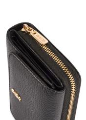 Маленький чорний шкіряний жіночий гаманець PORES-0802R-9I(W26), крупний план деталі виробу на білому фоні.