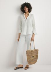 Бежева солом'яна жіноча сумка-шопер TOREC-0924-1E(W26), вигляд виробу в руці моделі. Видно повністю.